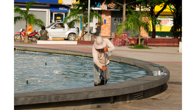 Limpieza integral de la pileta central de la plaza mayor de Tarapoto. 