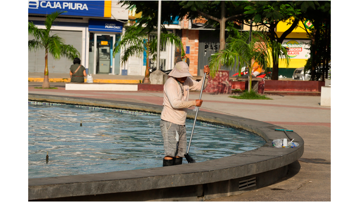 Limpieza integral de la pileta central de la plaza mayor de Tarapoto.