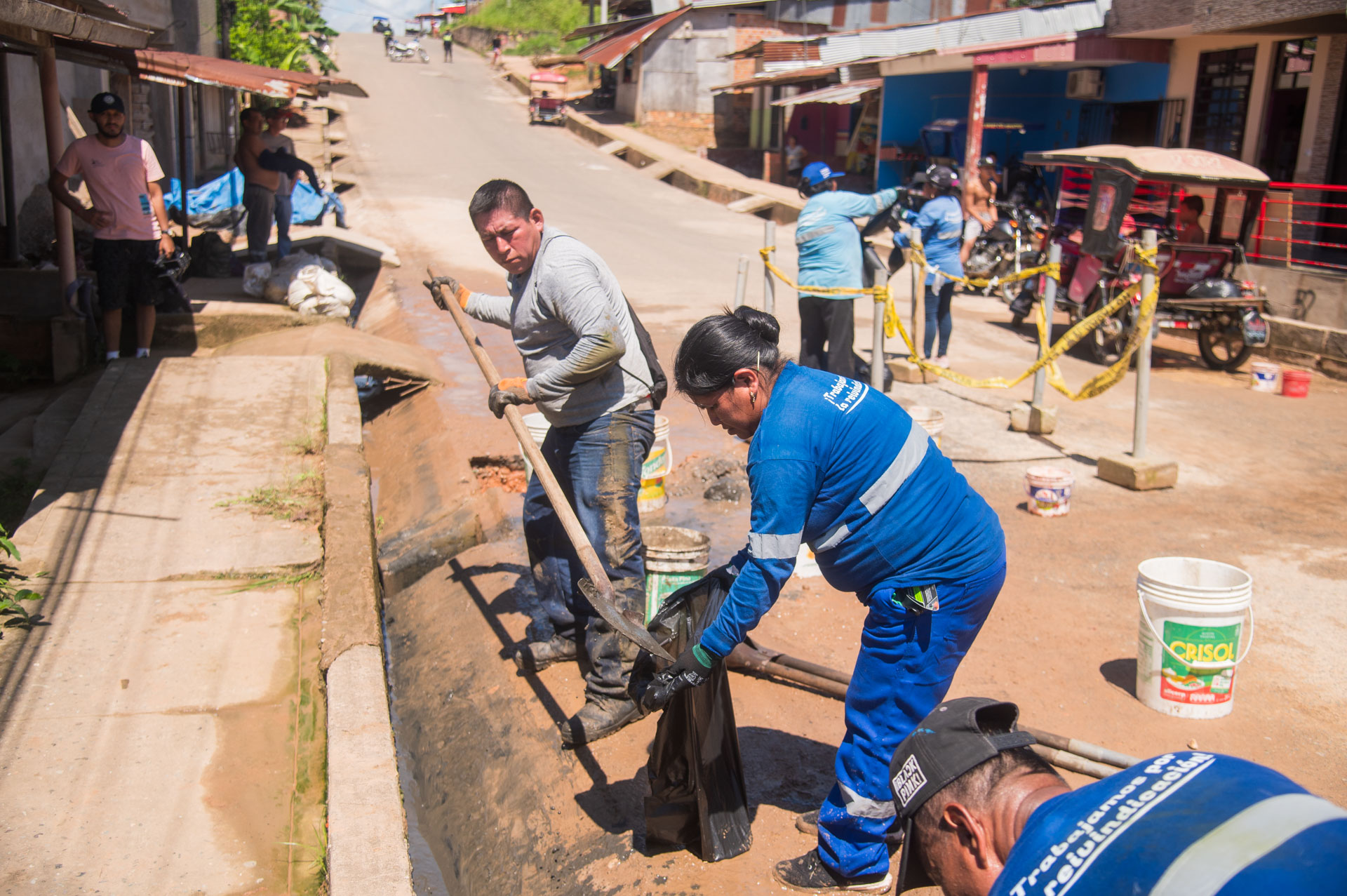 limpieza de un buzón obstruido en la cuadra 04 de la calle Raimondy, en el barrio Las Flores.