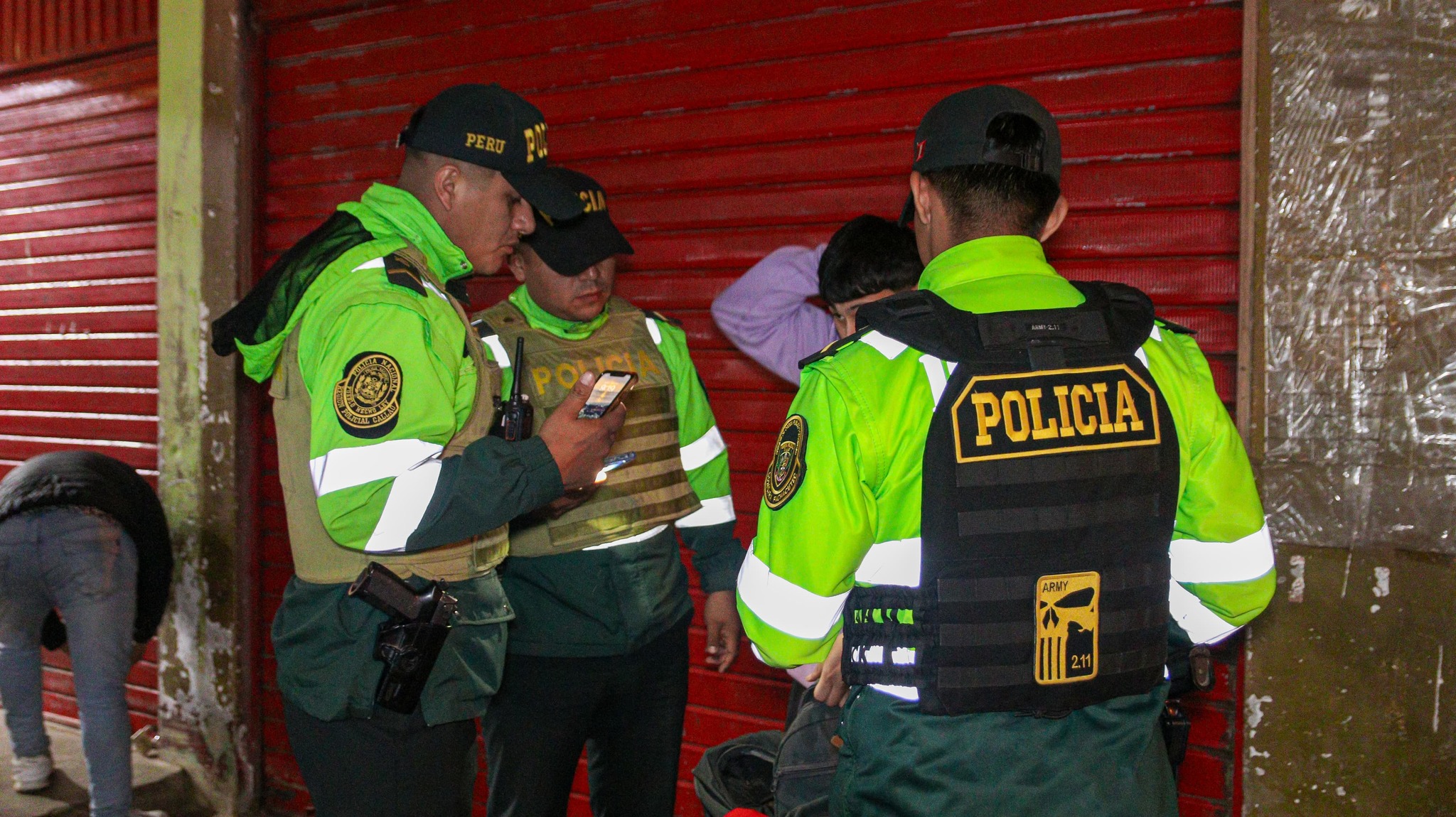 🚔 En un operativo inopinado con la PNP y FFAA en Pachacútec, se capturó a 3 sujetos armados, reafirmando el compromiso con la seguridad y el orden en nuestro distrito. 🛡️