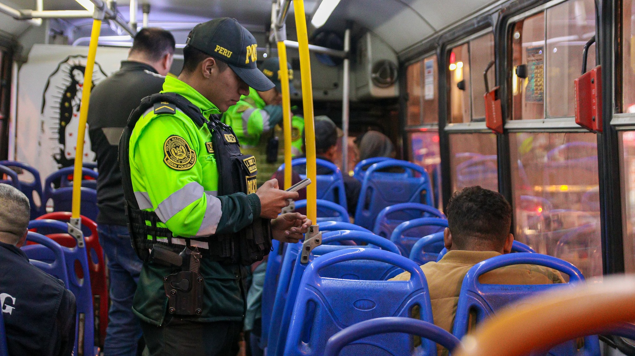 🚔 En un operativo inopinado con la PNP y FFAA en Pachacútec, se capturó a 3 sujetos armados, reafirmando el compromiso con la seguridad y el orden en nuestro distrito. 🛡️