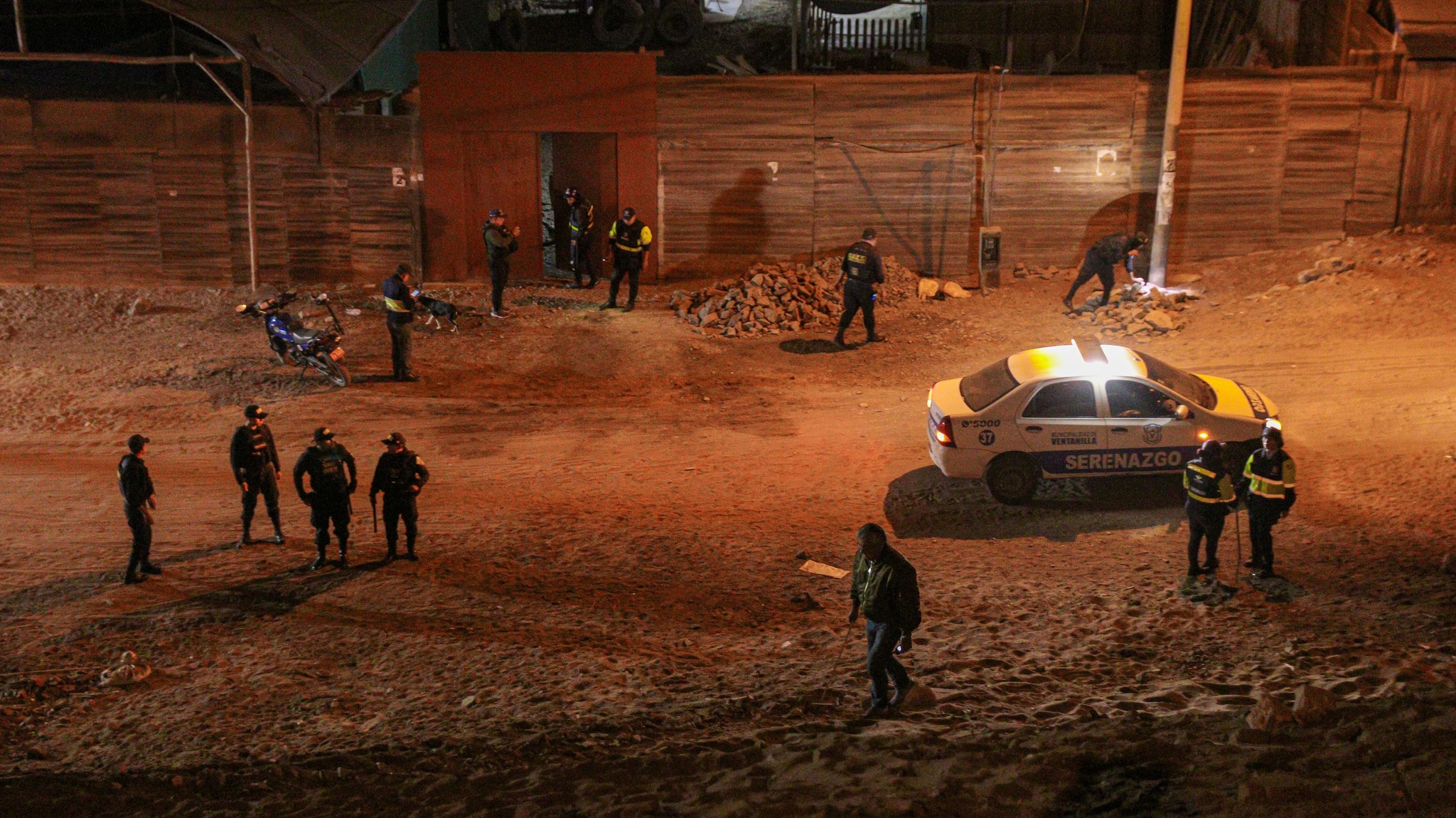 🚔 En un operativo inopinado con la PNP y FFAA en Pachacútec, se capturó a 3 sujetos armados, reafirmando el compromiso con la seguridad y el orden en nuestro distrito. 🛡️