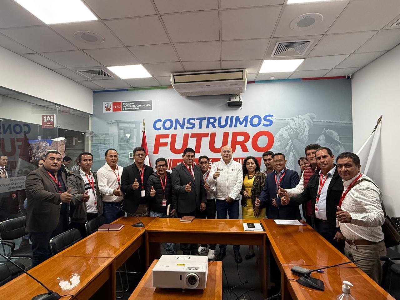 foto grupal en el ministerio de vivienda entre alcaldes y congresistas 