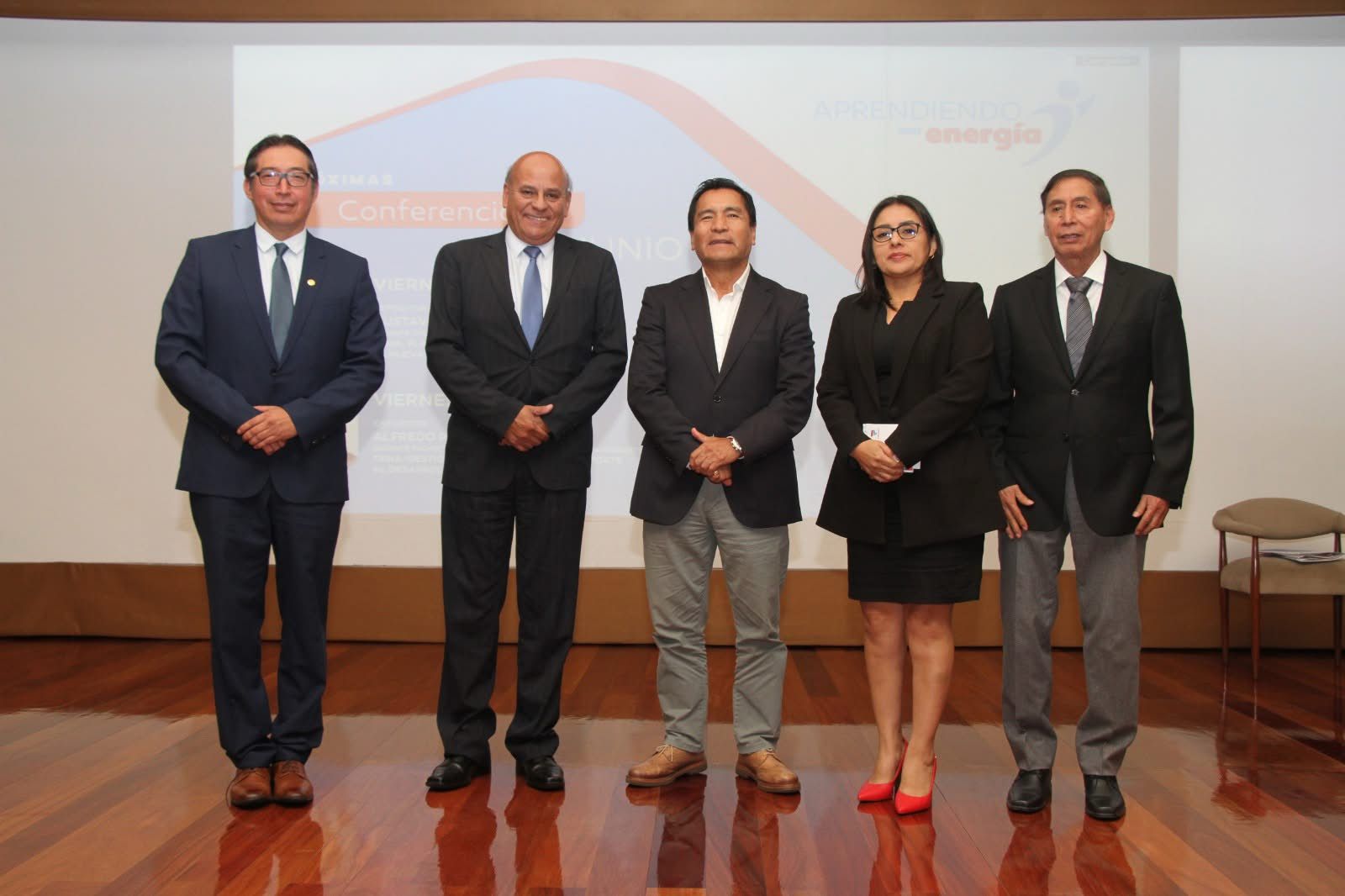 foto grupal de los panelistas
