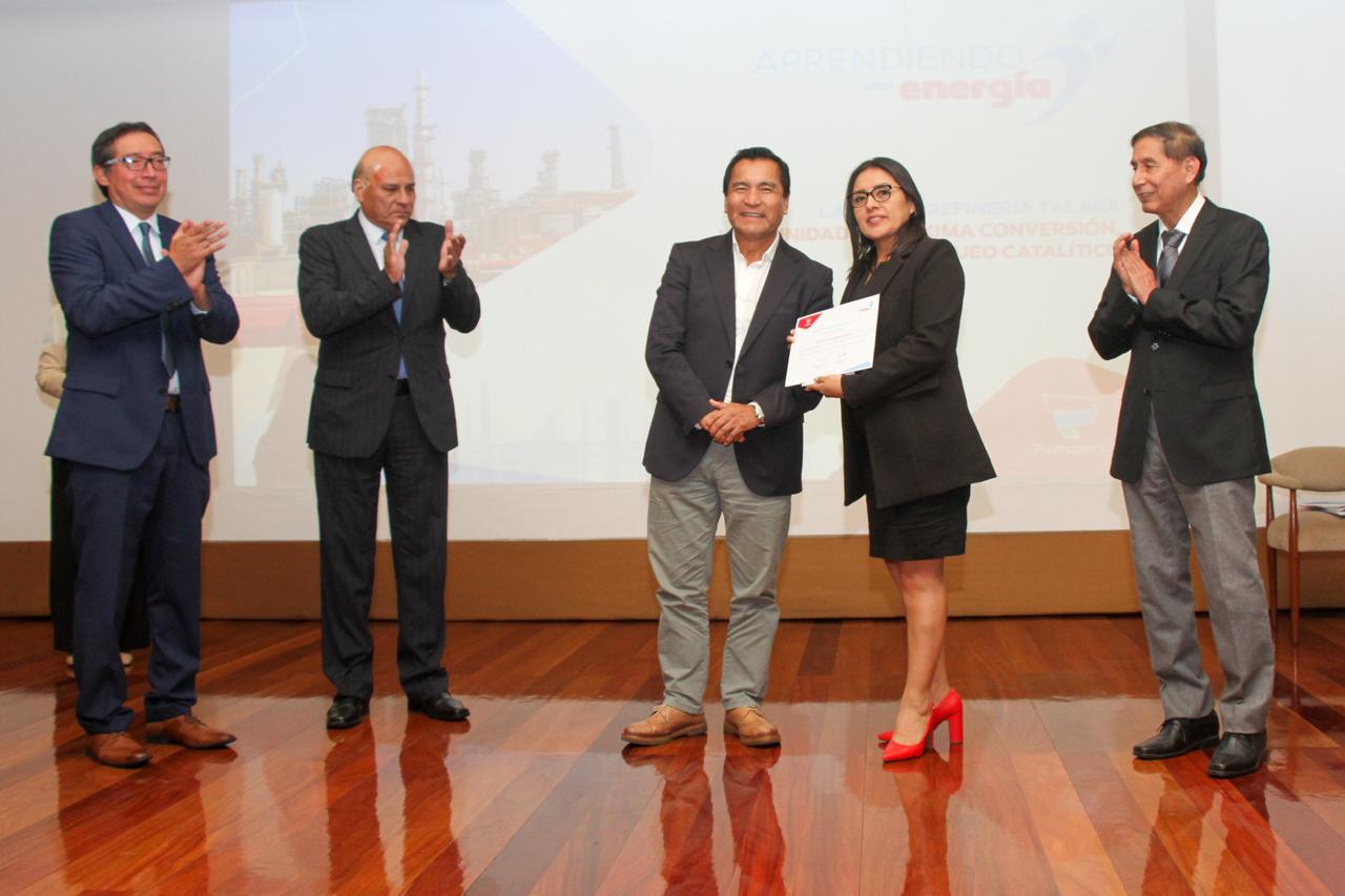 Entrega de reconocimiento s directora Gaby Julca