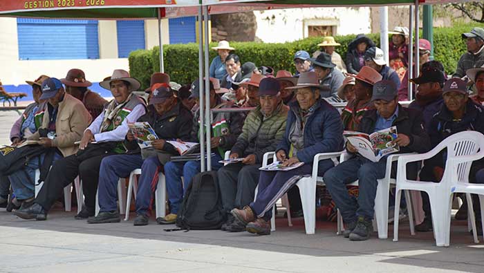 Personas leyendo 