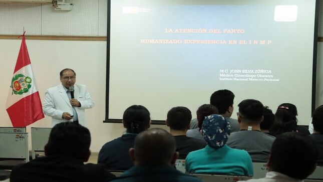 Archivo jpg muestra a doctor Meza haciendo la presentación de la mesa redonda 