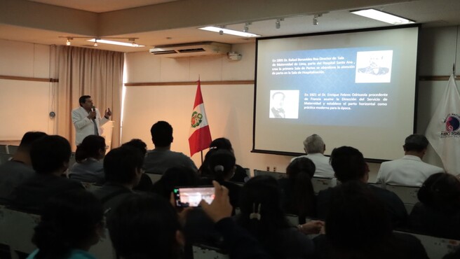 Archivo jpg muestra al Dr. Silva exponiendo sobre parto humanizado