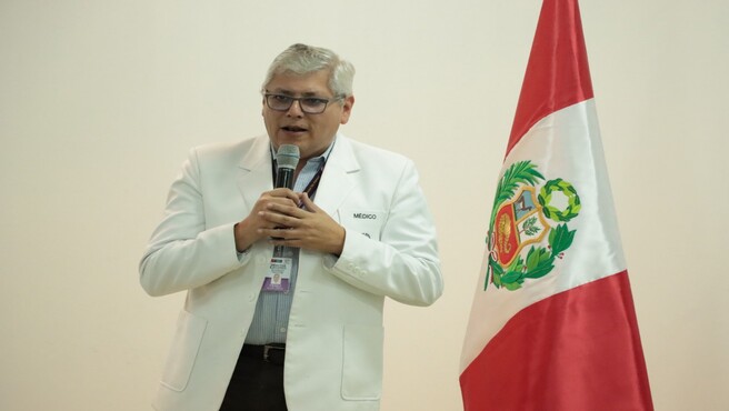 Archivo jpg muestra al Dr. Pérez, en representación del director del INMP, dirigiendo unas palabras a los asistentes.