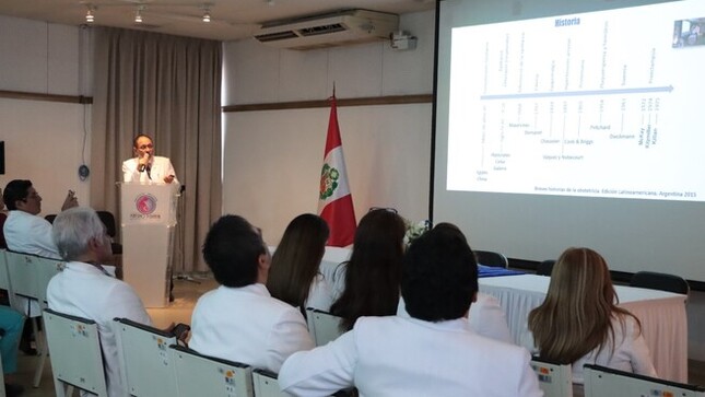 Archivo jpg muestra al Dr. Guevara haciendo su presentación ante el público asistente