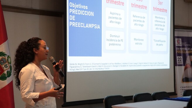 Archivo jpg muestra a la doctora Vallenas exponiendo ante los participantes