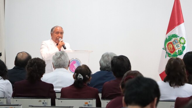 Archivo jpg muestra al director del INMP, doctor Ayala, agradeciendo a los expositores por su participación en el evento académico