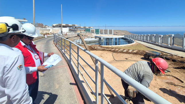 Moquegua.- La Contraloría General de la República detectó nuevas situaciones adversas que podrían retrasar la culminación y afectar el funcionamiento del Centro Recreacional del Niño y la Familia, ejecutado bajo la modalidad de administración directa por la Municipalidad Provincial de Ilo. Este proyecto comenzó a construirse en diciembre de 2017 y tuvo un presupuesto inicial de S/ 13.5 millones; sin embargo, ya supera los S/ 49 millones (costo actualizado S/ 49 571 310) y acumula 30 modificaciones al expediente, 11 modificaciones presupuestales y 26 ampliaciones de plazo.