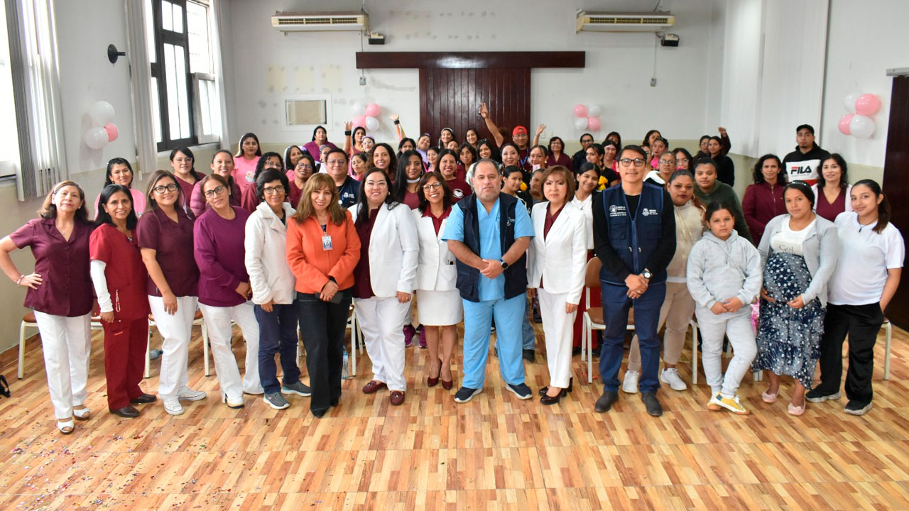 Autoridades y participantes en foto protocolar