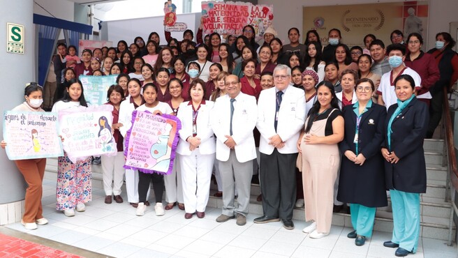 Archivo jpg muestra a autoridades, equipo multidisciplinario y pacientes con carteles por una maternidad saludable y segura