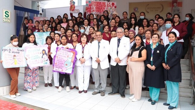 Archivo jpg muestra a autoridades, equipo multidisciplinario y pacientes con carteles por una maternidad saludable y segura 
