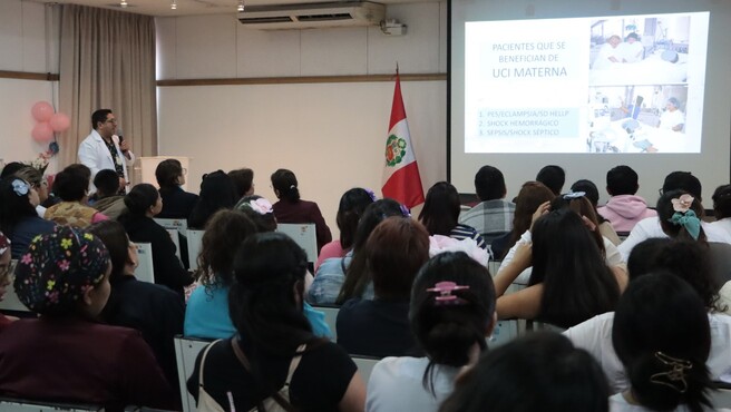 Archivo jpg muestra al doctor Díaz haciendo su presentación ante el público