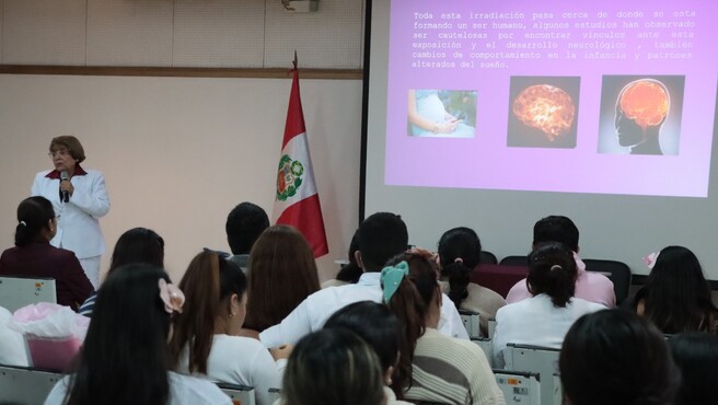 Archivo jpg muestra a obstetra Ibarra exponiendo