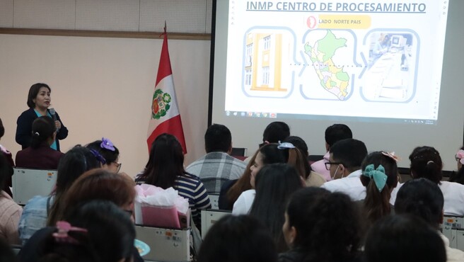 Archivo jpg muestra a licenciada Ocrospoma exponiendo ante el público