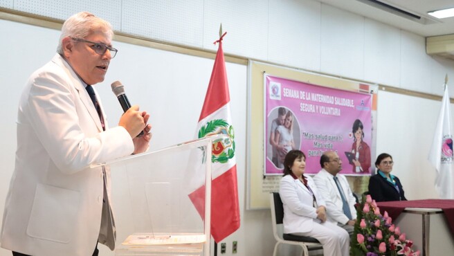 Archivo jpg muestra al doctor Pérez, en representación del director, brindando su mensaje de agradecimiento a los participantes y organizadores