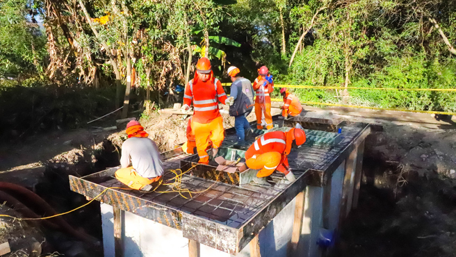 ¡Alcalde supervisa avance de la planta de tratamiento de aguas residuales en Malcas!