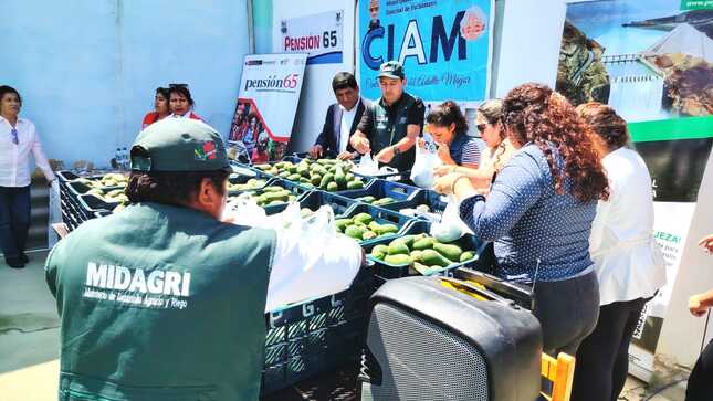 PEJEZA distribuye palta a adultos mayores en el distrito de Pacasmayo