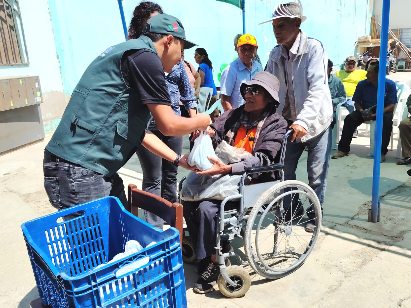 PEJEZA distribuye palta a adultos mayores en el distrito de Pacasmayo