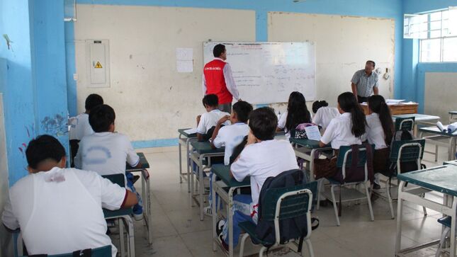 Piura. -  La Contraloría General de la República advirtió la falta de contratación de más de 30 docentes en 11 instituciones educativas del distrito de Suyo, en la provincia de Ayabaca, lo cual está afectando a un total de 1003 estudiantes matriculados al no recibir clases de manera regular, pese a que han transcurrido dos meses desde el inicio de las actividades educativas.