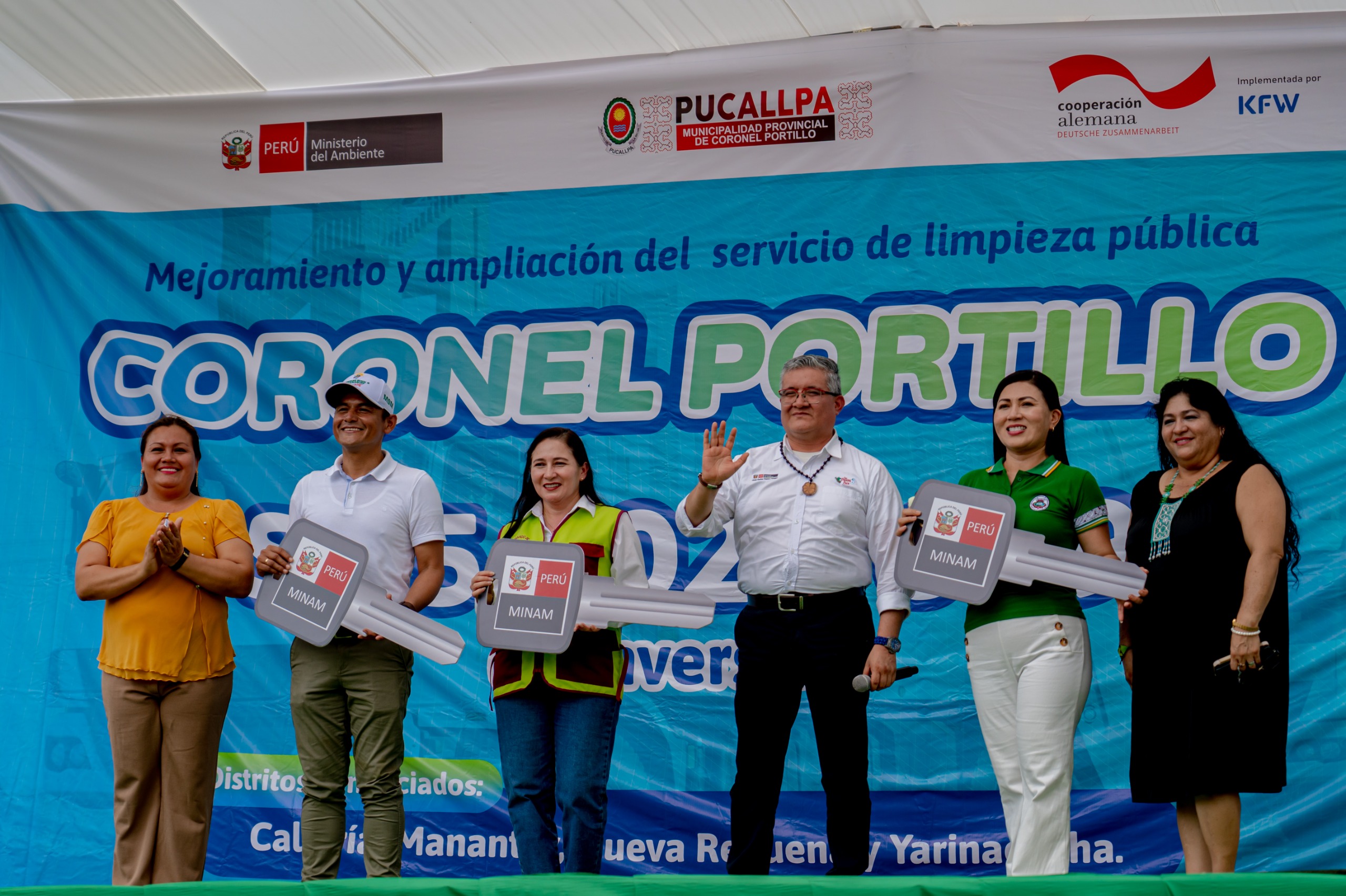 Ministro del Ambiente entrega simbólicamente las llaves de los vehículos compactadores a los alcaldes.