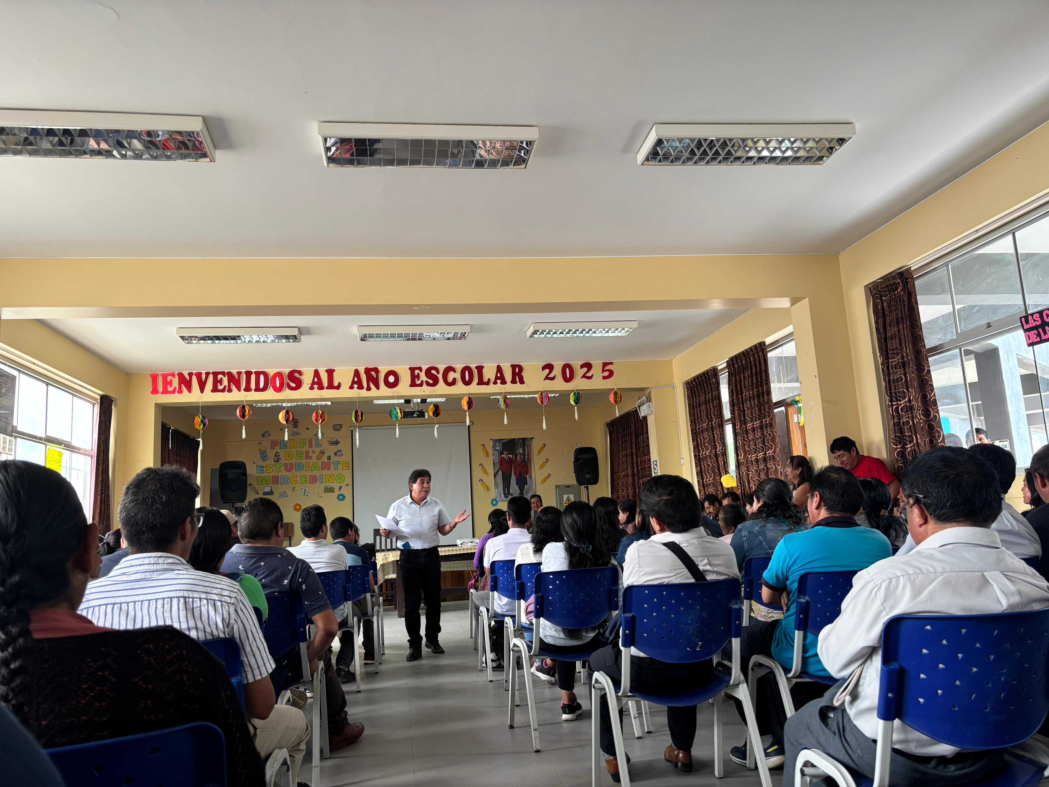 En un esfuerzo por elevar la calidad educativa en nuestra provincia, la Unidad de Gestión Educativa Local (UGEL) Yarowilca desarrolló con total éxito el II Taller de Acción Formativa dirigido a los directores de los niveles inicial, primaria y secundaria, los días 22 y 23 de mayo el evento tuvo como lugar en la I.E. Emblemática Nuestra Señora de las Mercedes de la ciudad de Huánuco.
Durante la jornada de apertura, el Dr. Flornoy Clemente Ostos destacó que “un directivo reflexivo y actualizado es el motor de la mejora continua; este taller brinda herramientas prácticas para transformar las aulas y optimizar los procesos institucionales”. A continuación, los participantes profundizaron en la lectura reflexiva como método de autoevaluación profesional y adquirieron destrezas para implementar rúbricas de observación en aula que favorezcan evaluaciones objetivas y retroalimentación constructiva.
El compromiso institucional se reflejó en la obligatoriedad de asistencia, garantizando la aplicación de lo aprendido en cada centro educativo. La UGEL Yarowilca prevé dar seguimiento a los proyectos nacidos en el taller, con visitas de acompañamiento pedagógico y evaluación de resultados.
Con esta iniciativa, la UGEL consolida un modelo de gestión escolar participativo y coherente con las metas de mejora continua del Ministerio de Educación, reafirmando su compromiso con el desarrollo integral de la comunidad educativa de nuestra provincia.