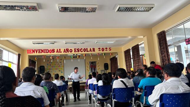 En un esfuerzo por elevar la calidad educativa en nuestra provincia, la Unidad de Gestión Educativa Local (UGEL) Yarowilca desarrolló con total éxito el II Taller de Acción Formativa dirigido a los directores de los niveles inicial, primaria y secundaria, los días 22 y 23 de mayo el evento tuvo como lugar en la I.E. Emblemática Nuestra Señora de las Mercedes de la ciudad de Huánuco. 

Durante la jornada de apertura, el Dr. Flornoy Clemente Ostos destacó que “un directivo reflexivo y actualizado es el motor de la mejora continua; este taller brinda herramientas prácticas para transformar las aulas y optimizar los procesos institucionales”. A continuación, los participantes profundizaron en la lectura reflexiva como método de autoevaluación profesional y adquirieron destrezas para implementar rúbricas de observación en aula que favorezcan evaluaciones objetivas y retroalimentación constructiva.

El compromiso institucional se reflejó en la obligatoriedad de asistencia, garantizando la aplicación de lo aprendido en cada centro educativo. La UGEL Yarowilca prevé dar seguimiento a los proyectos nacidos en el taller, con visitas de acompañamiento pedagógico y evaluación de resultados.

Con esta iniciativa, la UGEL consolida un modelo de gestión escolar participativo y coherente con las metas de mejora continua del Ministerio de Educación, reafirmando su compromiso con el desarrollo integral de la comunidad educativa de nuestra provincia.