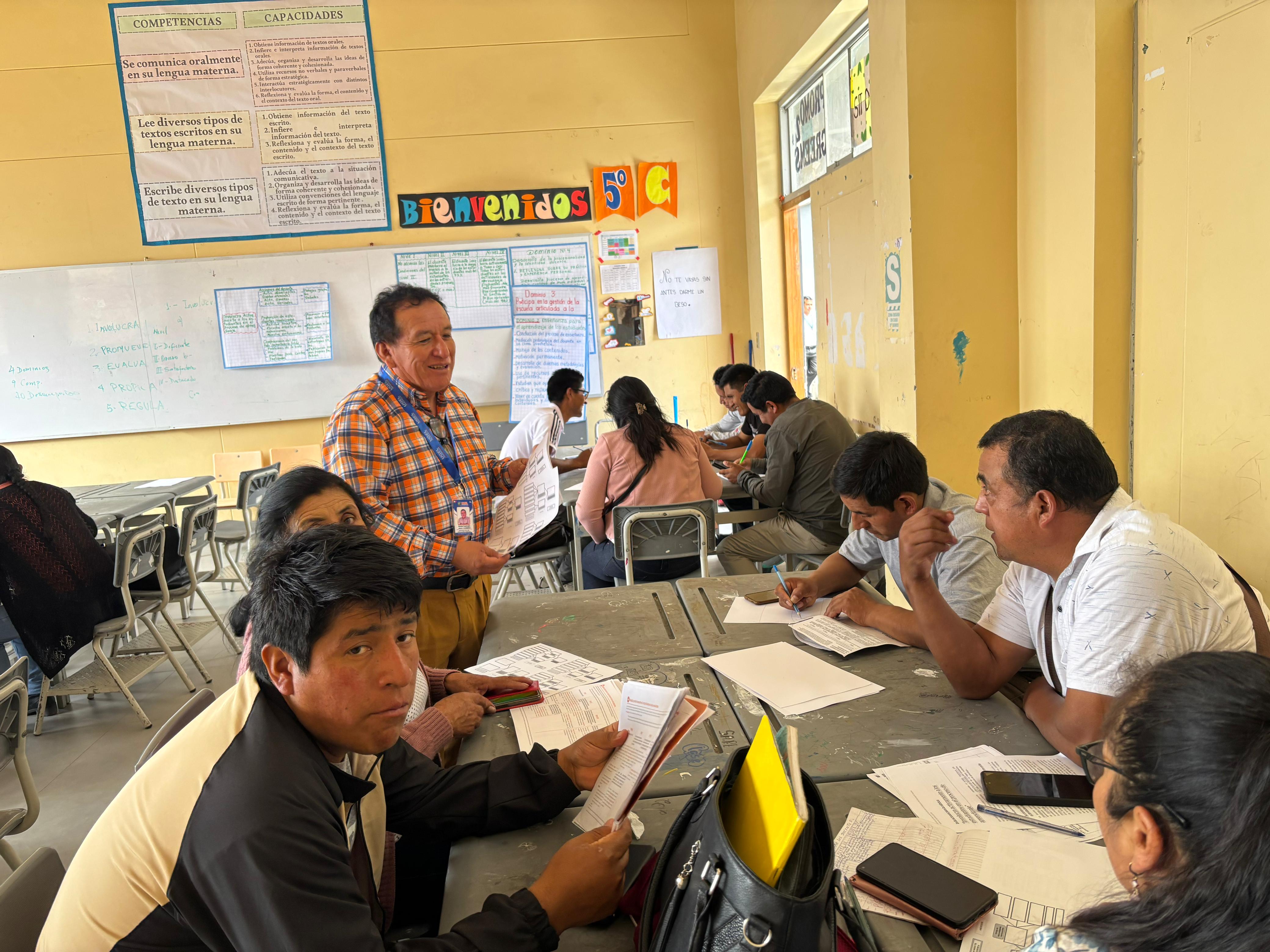 En un esfuerzo por elevar la calidad educativa en nuestra provincia, la Unidad de Gestión Educativa Local (UGEL) Yarowilca desarrolló con total éxito el II Taller de Acción Formativa dirigido a los directores de los niveles inicial, primaria y secundaria, los días 22 y 23 de mayo el evento tuvo como lugar en la I.E. Emblemática Nuestra Señora de las Mercedes de la ciudad de Huánuco.
Durante la jornada de apertura, el Dr. Flornoy Clemente Ostos destacó que “un directivo reflexivo y actualizado es el motor de la mejora continua; este taller brinda herramientas prácticas para transformar las aulas y optimizar los procesos institucionales”. A continuación, los participantes profundizaron en la lectura reflexiva como método de autoevaluación profesional y adquirieron destrezas para implementar rúbricas de observación en aula que favorezcan evaluaciones objetivas y retroalimentación constructiva.
El compromiso institucional se reflejó en la obligatoriedad de asistencia, garantizando la aplicación de lo aprendido en cada centro educativo. La UGEL Yarowilca prevé dar seguimiento a los proyectos nacidos en el taller, con visitas de acompañamiento pedagógico y evaluación de resultados.
Con esta iniciativa, la UGEL consolida un modelo de gestión escolar participativo y coherente con las metas de mejora continua del Ministerio de Educación, reafirmando su compromiso con el desarrollo integral de la comunidad educativa de nuestra provincia.