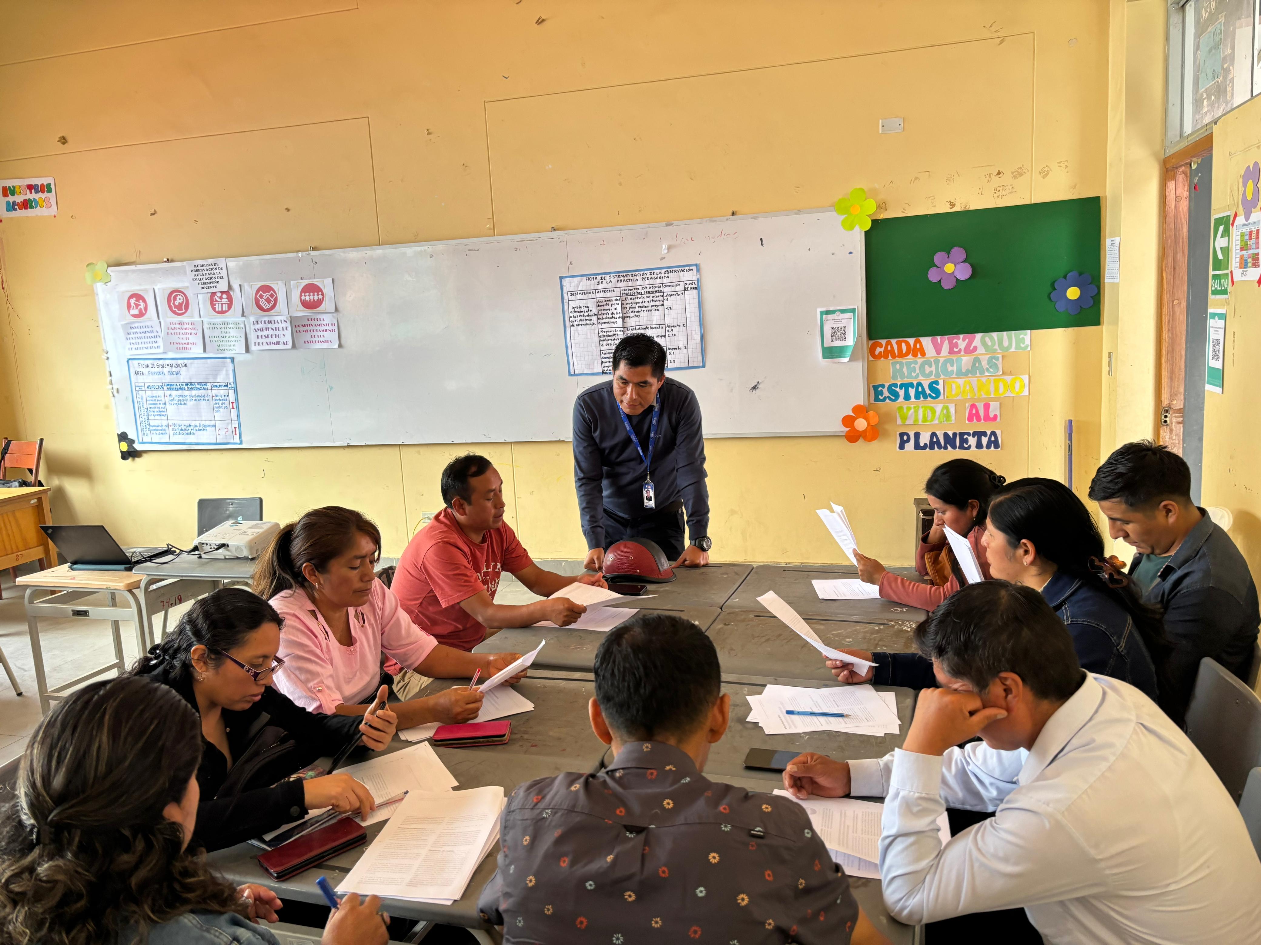 En un esfuerzo por elevar la calidad educativa en nuestra provincia, la Unidad de Gestión Educativa Local (UGEL) Yarowilca desarrolló con total éxito el II Taller de Acción Formativa dirigido a los directores de los niveles inicial, primaria y secundaria, los días 22 y 23 de mayo el evento tuvo como lugar en la I.E. Emblemática Nuestra Señora de las Mercedes de la ciudad de Huánuco.
Durante la jornada de apertura, el Dr. Flornoy Clemente Ostos destacó que “un directivo reflexivo y actualizado es el motor de la mejora continua; este taller brinda herramientas prácticas para transformar las aulas y optimizar los procesos institucionales”. A continuación, los participantes profundizaron en la lectura reflexiva como método de autoevaluación profesional y adquirieron destrezas para implementar rúbricas de observación en aula que favorezcan evaluaciones objetivas y retroalimentación constructiva.
El compromiso institucional se reflejó en la obligatoriedad de asistencia, garantizando la aplicación de lo aprendido en cada centro educativo. La UGEL Yarowilca prevé dar seguimiento a los proyectos nacidos en el taller, con visitas de acompañamiento pedagógico y evaluación de resultados.
Con esta iniciativa, la UGEL consolida un modelo de gestión escolar participativo y coherente con las metas de mejora continua del Ministerio de Educación, reafirmando su compromiso con el desarrollo integral de la comunidad educativa de nuestra provincia.