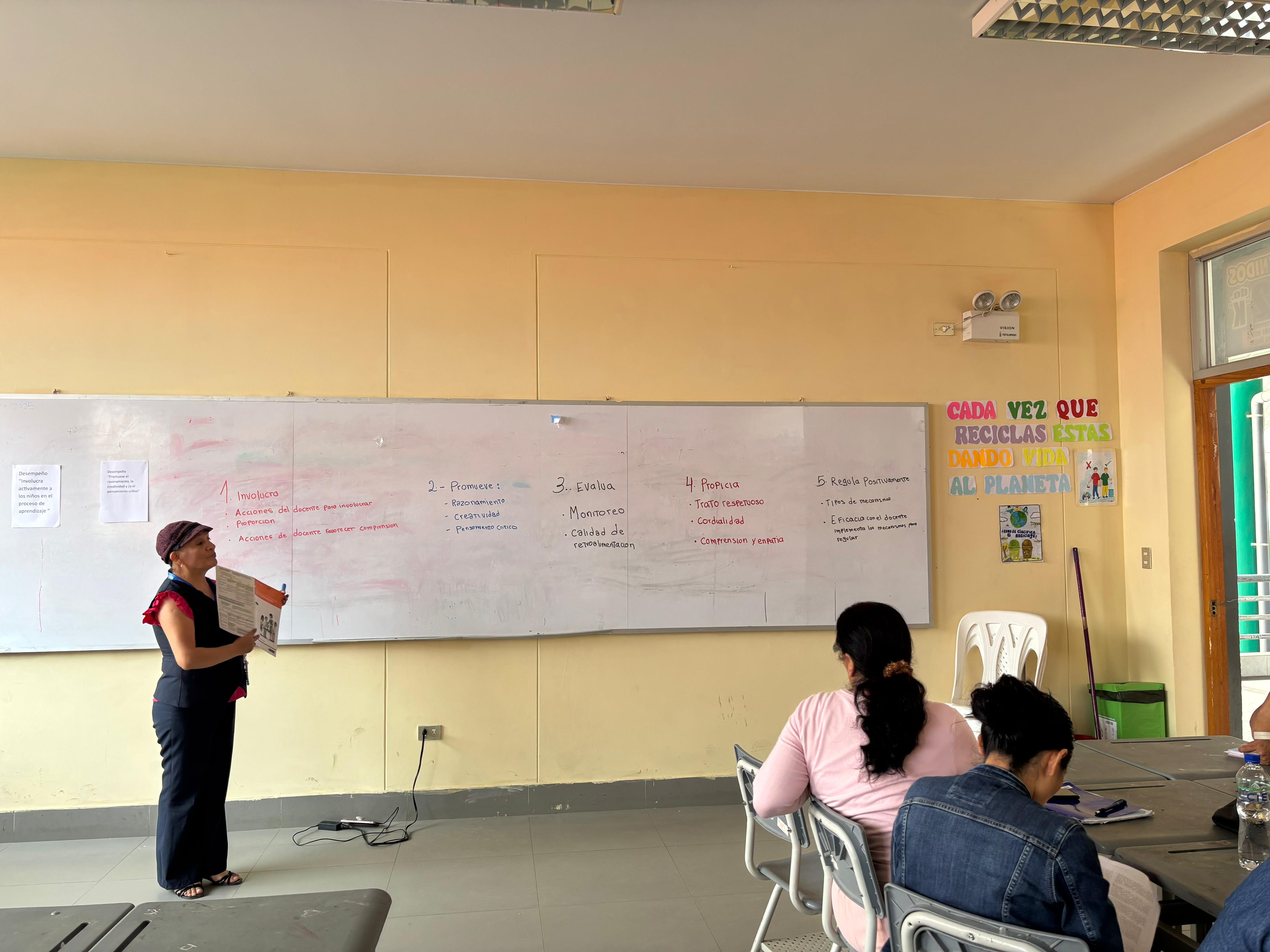 En un esfuerzo por elevar la calidad educativa en nuestra provincia, la Unidad de Gestión Educativa Local (UGEL) Yarowilca desarrolló con total éxito el II Taller de Acción Formativa dirigido a los directores de los niveles inicial, primaria y secundaria, los días 22 y 23 de mayo el evento tuvo como lugar en la I.E. Emblemática Nuestra Señora de las Mercedes de la ciudad de Huánuco.
Durante la jornada de apertura, el Dr. Flornoy Clemente Ostos destacó que “un directivo reflexivo y actualizado es el motor de la mejora continua; este taller brinda herramientas prácticas para transformar las aulas y optimizar los procesos institucionales”. A continuación, los participantes profundizaron en la lectura reflexiva como método de autoevaluación profesional y adquirieron destrezas para implementar rúbricas de observación en aula que favorezcan evaluaciones objetivas y retroalimentación constructiva.
El compromiso institucional se reflejó en la obligatoriedad de asistencia, garantizando la aplicación de lo aprendido en cada centro educativo. La UGEL Yarowilca prevé dar seguimiento a los proyectos nacidos en el taller, con visitas de acompañamiento pedagógico y evaluación de resultados.
Con esta iniciativa, la UGEL consolida un modelo de gestión escolar participativo y coherente con las metas de mejora continua del Ministerio de Educación, reafirmando su compromiso con el desarrollo integral de la comunidad educativa de nuestra provincia.