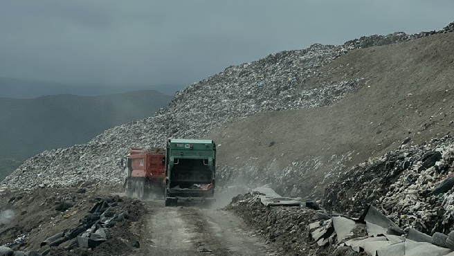 Arequipa.- La Contraloría General de la República alertó a la Municipalidad Provincial de Arequipa (MPA) sobre deficiencias en el tratamiento de desechos en el botadero o área degradada por residuos sólidos de Quebrada Honda, ubicado en el distrito de Yura, lo que genera un impacto ambiental negativo y dificultaría el objetivo de que la zona logre ser reconocida como un relleno sanitario.