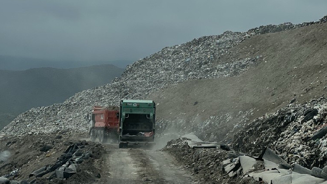 Arequipa.- La Contraloría General de la República alertó a la Municipalidad Provincial de Arequipa (MPA) sobre deficiencias en el tratamiento de desechos en el botadero o área degradada por residuos sólidos de Quebrada Honda, ubicado en el distrito de Yura, lo que genera un impacto ambiental negativo y dificultaría el objetivo de que la zona logre ser reconocida como un relleno sanitario.