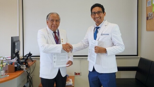 Archivo jpg muestra al director del INMP y al director del HEVES tomados de la mano mostrando el convenio firmado
