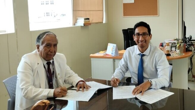 Archivo jpg muestra a ambas autoridades firmando el convenio