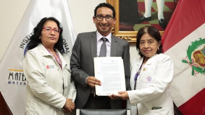 Archivo jpg muestra al director del HEVES acompañado de autoridades del INMP durante su visita