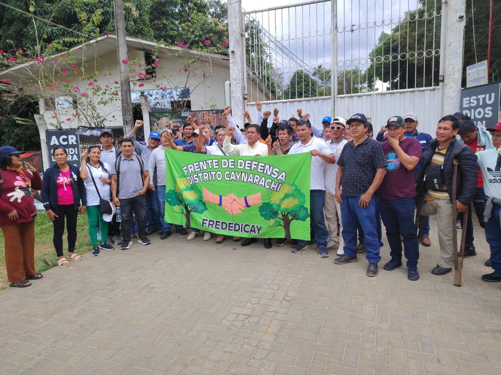 pobladores, autoridades y alaclde antes de entrar a las oficinas