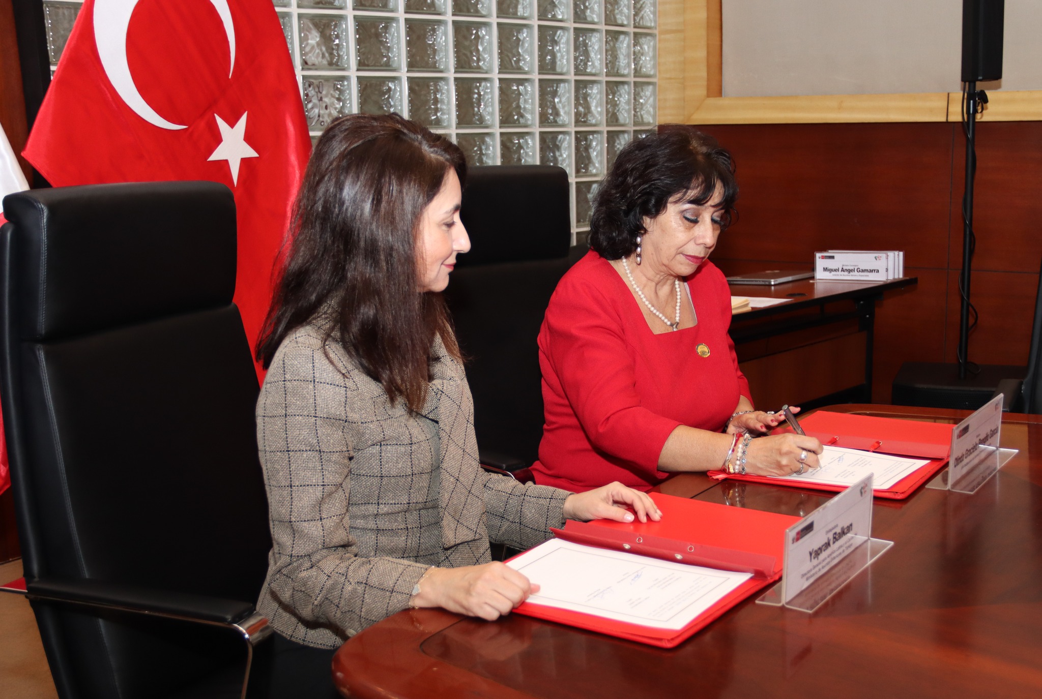 Imagen de funcionarias firmando convenio