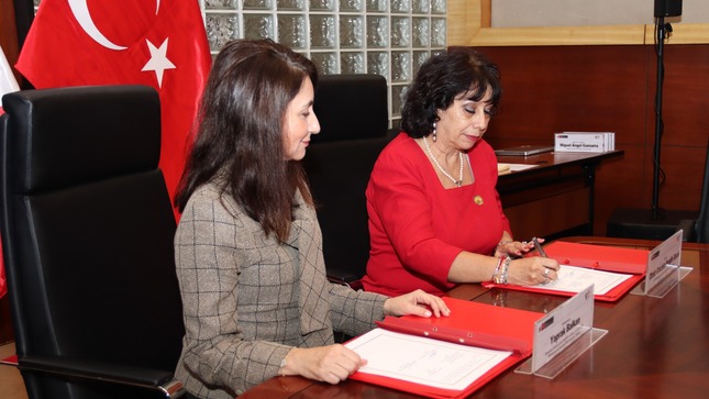 Imagen de funcionarias firmando convenio