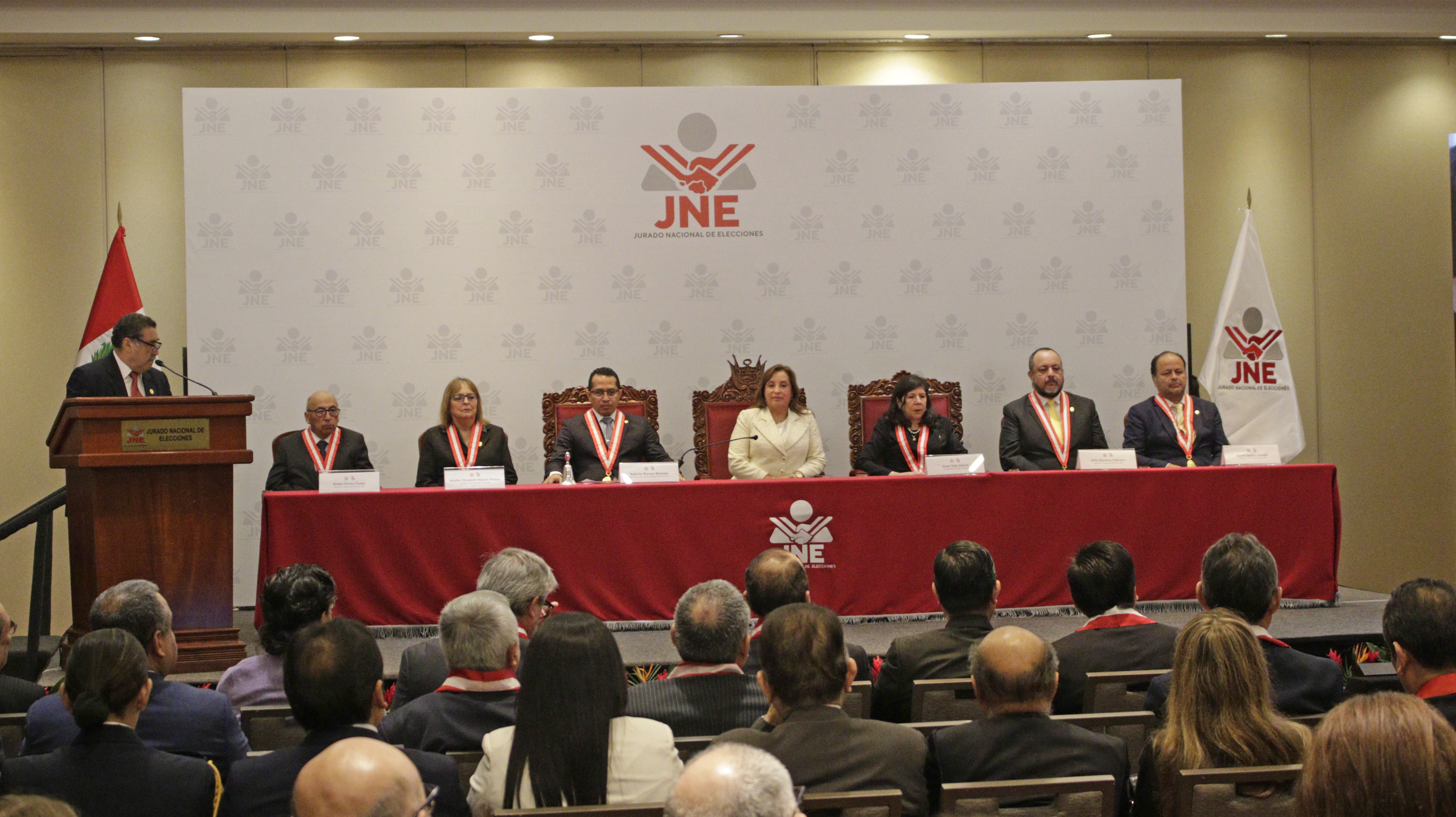 Presidente de la JNJ participa en ceremonia por aniversario del JNE