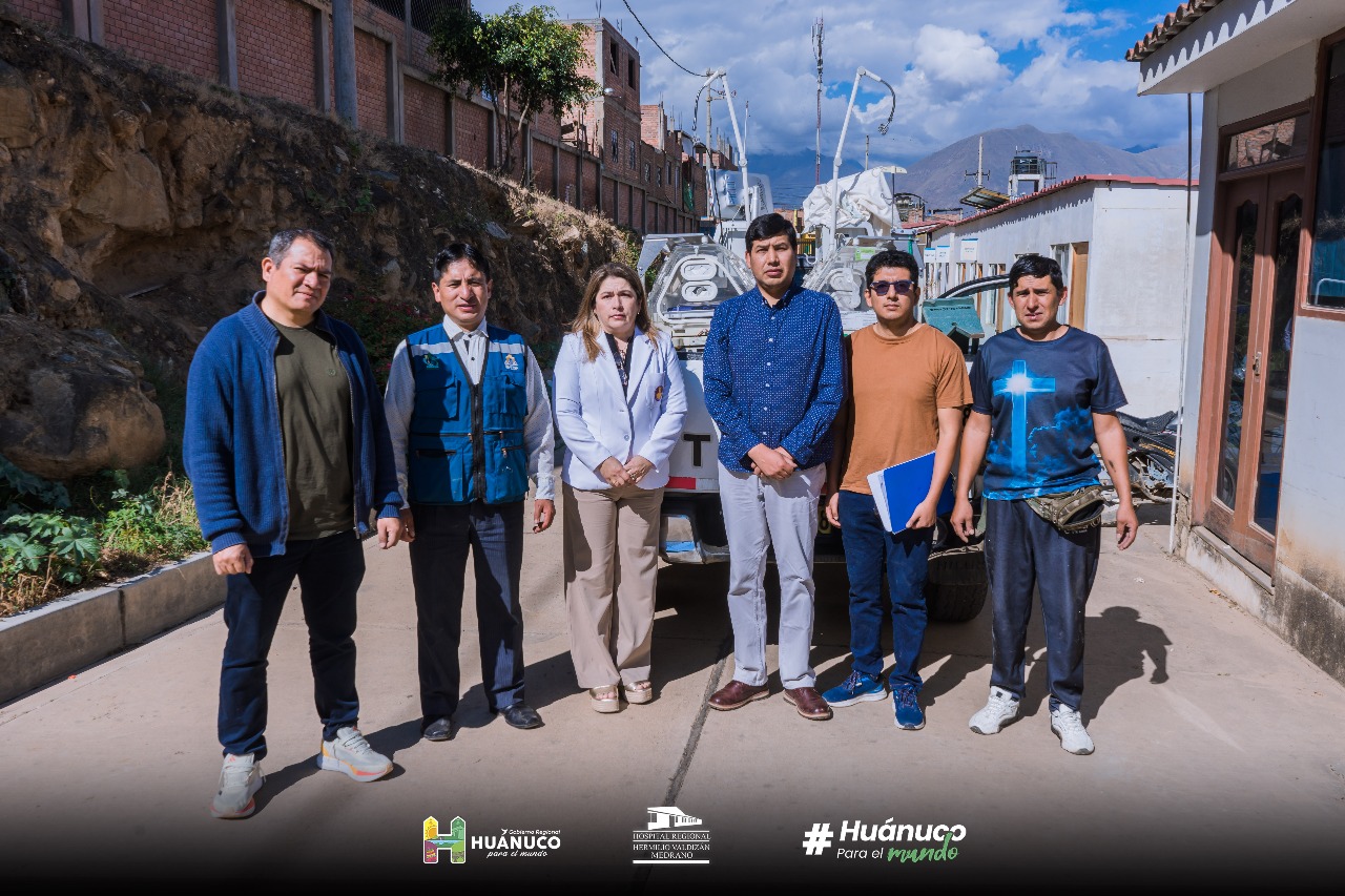 Dra. Ibazeta, junto al equipo de la DIRESA, haciendo entrega de los equipos médicos donados a la Red de Salud Dos de Mayo.