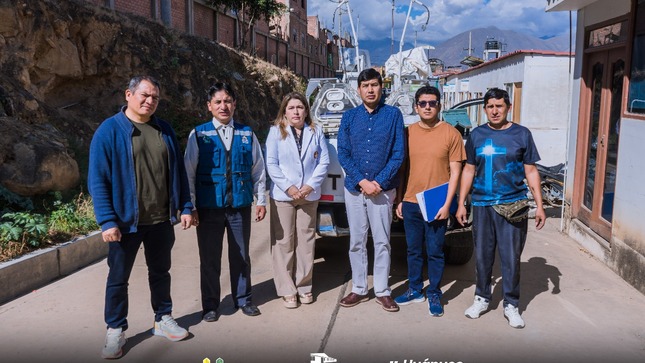 Dra. Ibazeta, junto al equipo de la DIRESA, haciendo entrega de los equipos médicos donados a la Red de Salud Dos de Mayo.