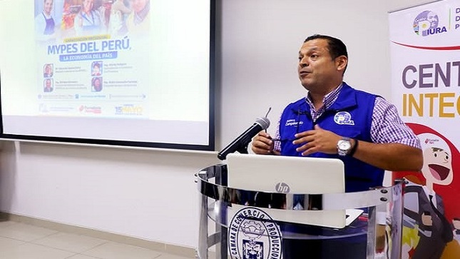 El evento, el cual fue desarrollado por la Dirección de Trabajo, a través de Formalízate Ahora, reunió a destacados ponentes como el Dr. Eduardo Zapata Gallo, el Ing. Enrique Carrasco, la Mg. Nidia Vanessa Coronado y el Ing. Gleidy Holguín, quienes abordaron temas clave para el fortalecimiento de las micro y pequeñas empresas: desde el régimen laboral y la gestión financiera, hasta el empoderamiento y los retos del ecosistema empresarial actual.
