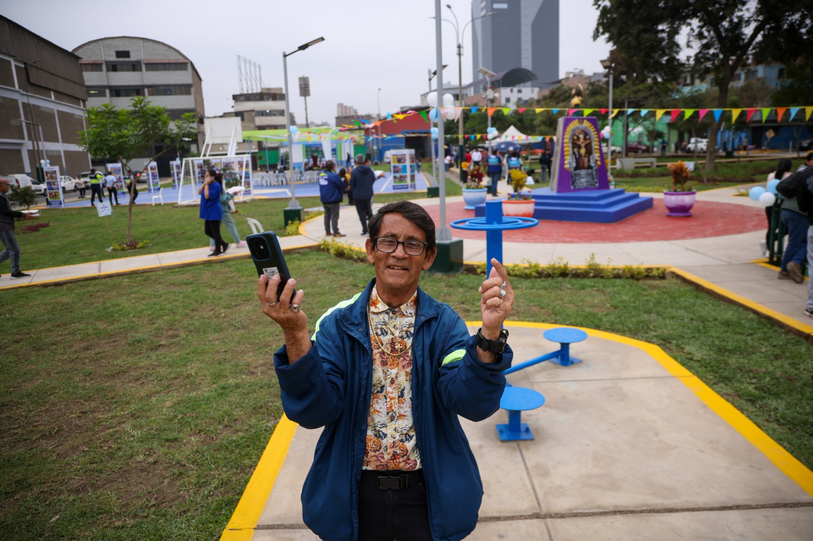 Vecino accediendo a los bondades del parque San Santiago renovado