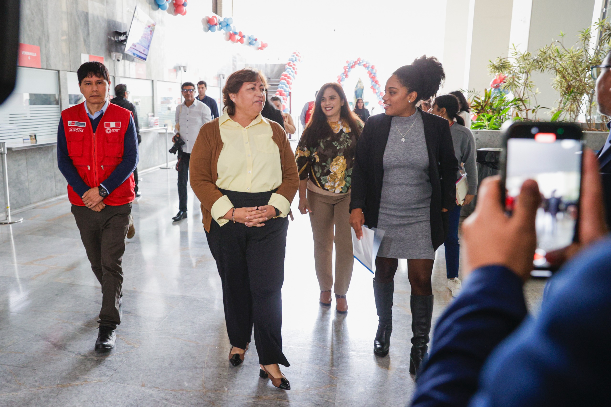 Ministra de la Mujer se reúne con congresista Barbarán para unir esfuerzos y fortalecer la protección de las mujeres