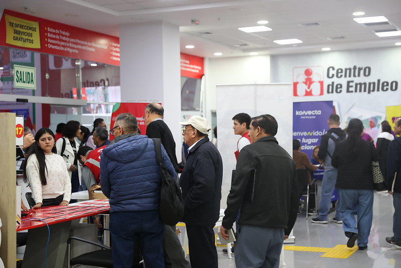 Foto de personas adultas mayores en el Centro de Empleo