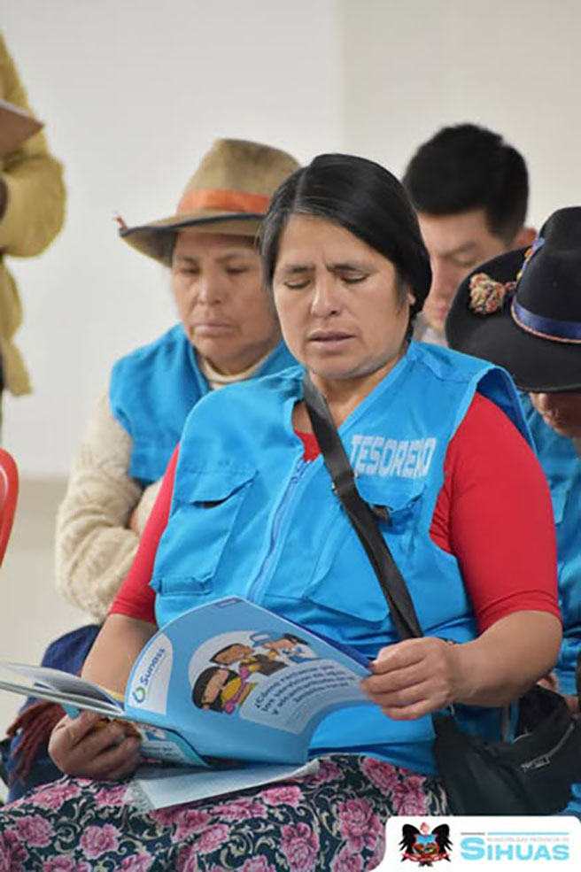 💠CAPACITAN A LAS JASS DE LA PROVINCIA DE SIHUAS EN DESINFECCIÓN SOSTENIBLE DEL AGUA
El miércoles 7 de mayo, Sihuas fue sede del VII Taller de Benchmarking, organizado por la Superintendencia Nacional de Servicios de Saneamiento (SUNASS) Chimbote, en coordinación con el Área Técnica Municipal (ATM) de la Municipalidad Provincial de Sihuas.
El evento reunió a representantes de las Juntas Administradoras de Servicios de Saneamiento (JASS) de las provincias de Sihuas, Corongo, Cabana–Pallasca, Huarmey y Santa, con el objetivo de fortalecer las prácticas de desinfección del agua para consumo humano de manera sostenible. A nivel local, el ATM de Sihuas convocó a todas las JASS de la provincia, impulsando la participación activa de las organizaciones comunales en este importante espacio de capacitación.
Durante la jornada, se compartieron experiencias exitosas y se reconocieron buenas prácticas en la gestión del agua. Además, la JASS del caserío de Chuncana, distrito de San Juan – Sihuas, fue destacada por su gestión eficiente y su compromiso con la mejora continua del servicio.
En representación de la Municipalidad Provincial de Sihuas, participó la regidora Edith Jesús, quien expresó el apoyo institucional a las JASS y su rol fundamental en garantizar agua segura para la población rural.